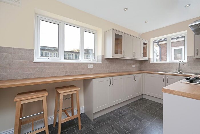 2 Bedroom Flat To Rent In Braeside Avenue, SW19