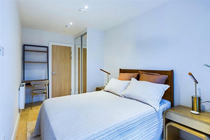 1 Bedroom Flat To Rent In Great West Road, Brentford, TW8