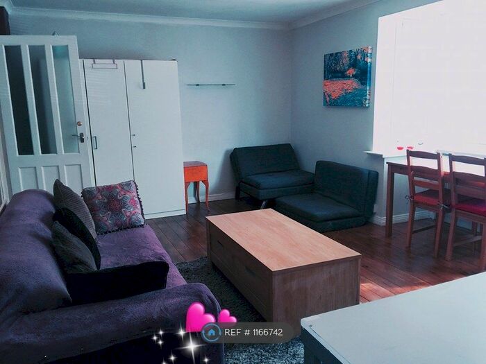 2 Bedroom Maisonette To Rent In Kings Gate, Hove, BN3