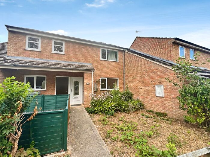 2 Bedroom Flat To Rent In Sycamore Drive, Carterton, OX18