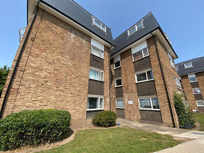 1 Bedroom Flat To Rent In Lampits, Hoddesdon, EN11