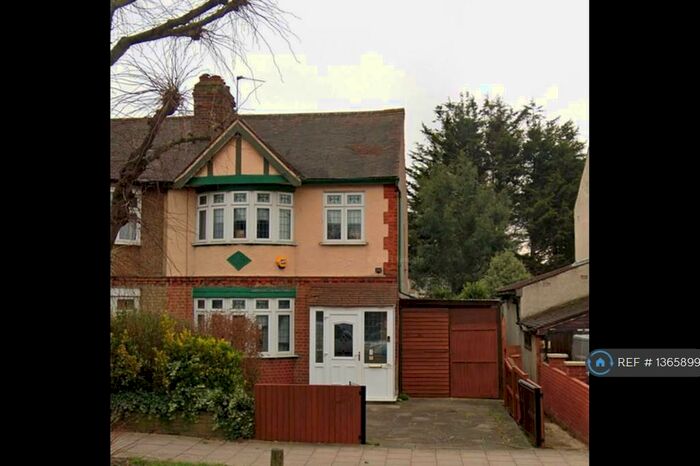 3 Bedroom End Of Terrace House To Rent In Rush Green Road, Romford, RM7