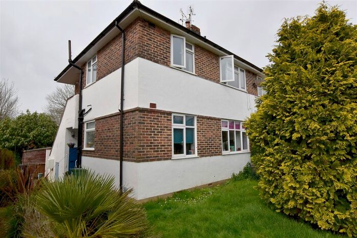 2 Bedroom Maisonette To Rent In Meadow Way, Reigate, RH2