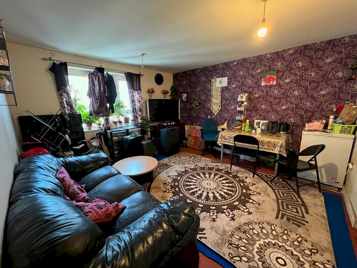 2 Bedroom Flat To Rent In Hainault Street, Ilford, IG1