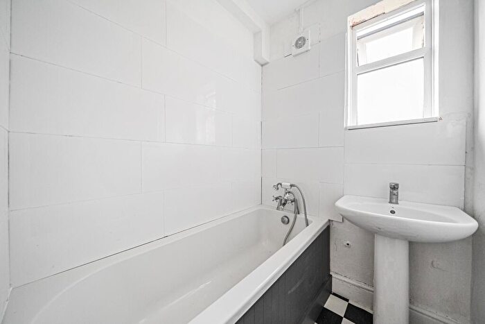 2 Bedroom Flat For Sale In Jubilee Court, CR7
