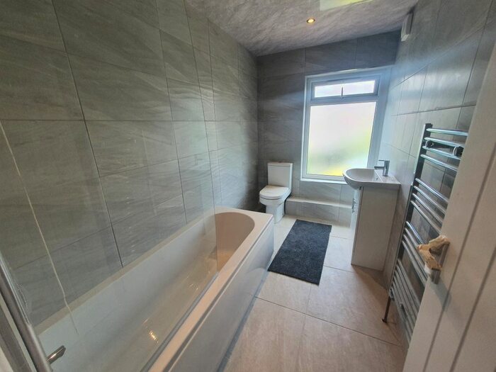 5 Bedroom Semi-Detached House To Rent In Redburn Drive, Shipley, BD18