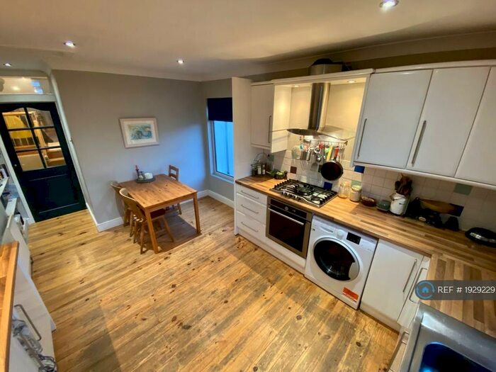 2 Bedroom Maisonette To Rent In Avenue Road, Southend, SS0