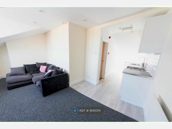 1 Bedroom Flat To Rent In Queens Road, Buckhurst Hill, IG9