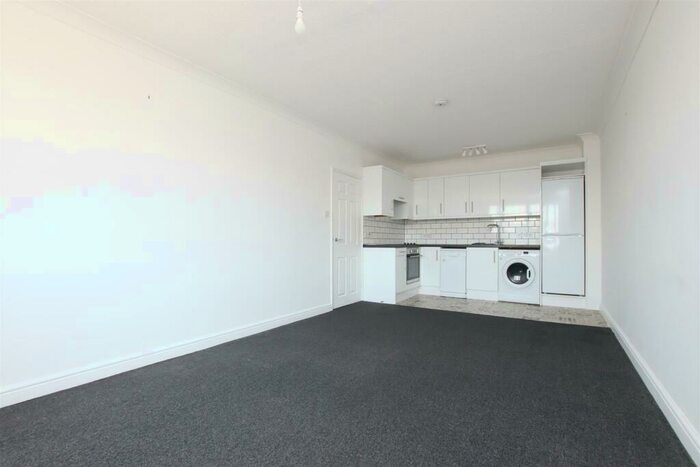 2 Bedroom Flat To Rent In Chilton Court, Tyning Lane, Bath, BA1
