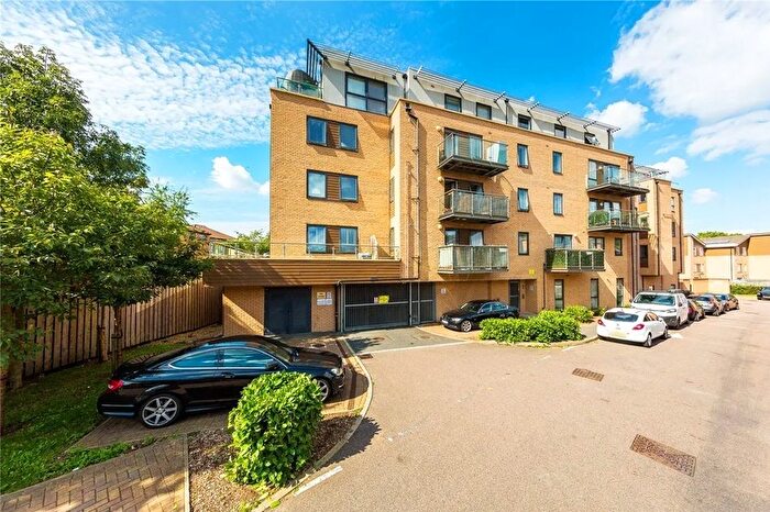 2 Bedroom Flat For Sale In Loom Grove, Romford, RM1