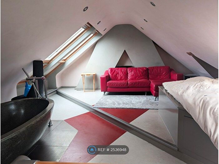 3 Bedroom Flat To Rent In Durnsford Road, London, SW19