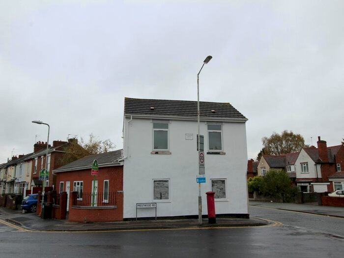 2 Bedroom Flat To Rent In Thorneycroft Lane, Wolverhampton, West Midlands, WV10