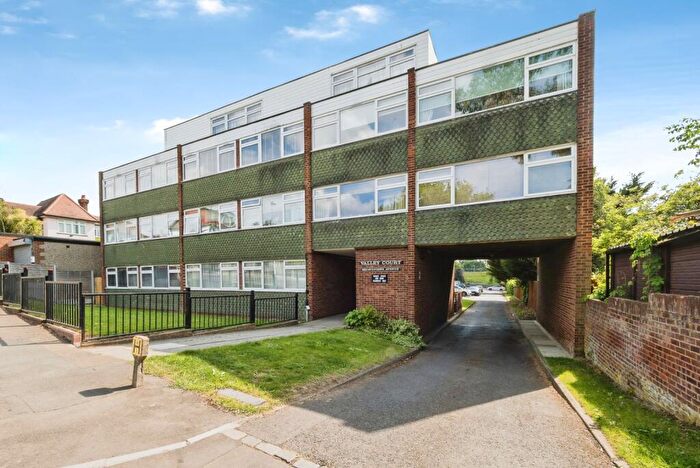 2 Bedroom Flat For Sale In Cavendish Avenue, Woodford Green, IG8