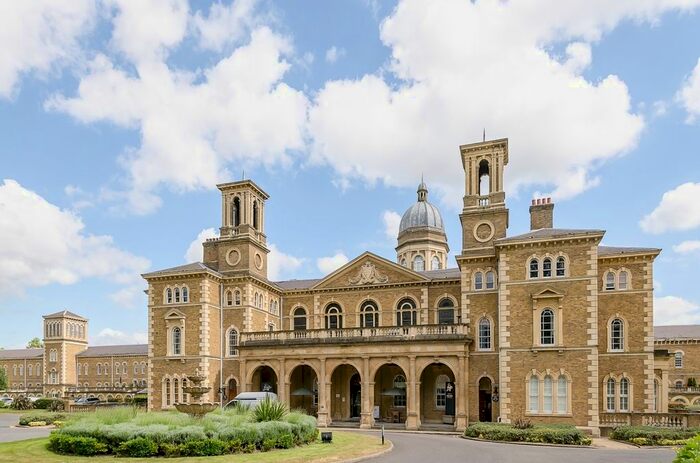 3 Bedroom Flat To Rent In Royal Drive, London, N11