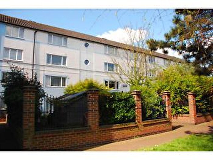 2 Bedroom Flat To Rent In Harlech Gardens, Hounslow, TW5