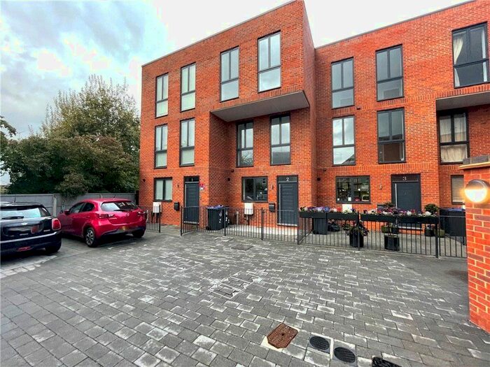 4 Bedroom Terraced House To Rent In Canalside Mews, Woking, GU21