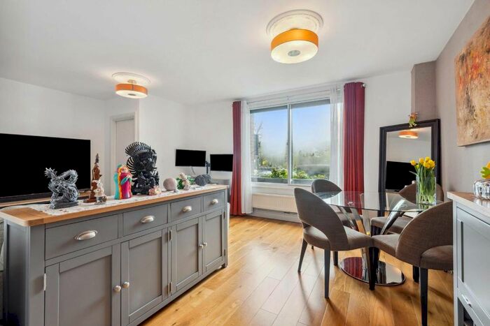 2 Bedroom Flat To Rent In Lorne Gardens, London, W11