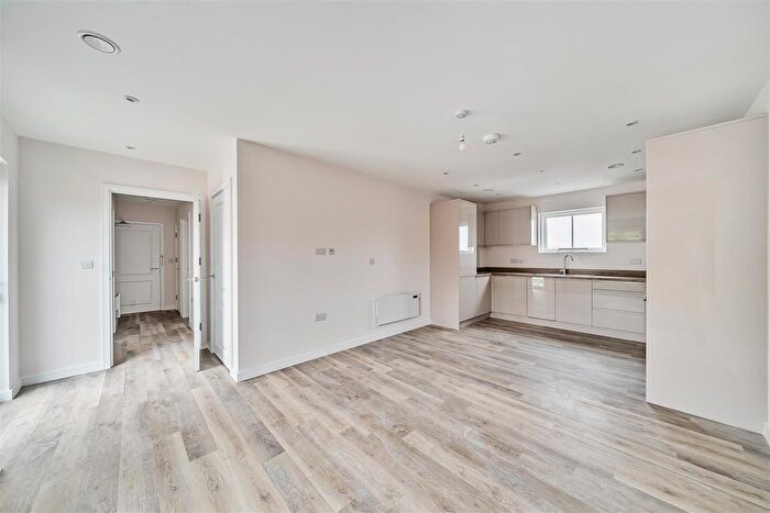 3 Bedroom Flat To Rent In Sunny Court, Kingston Upon Thames, KT2