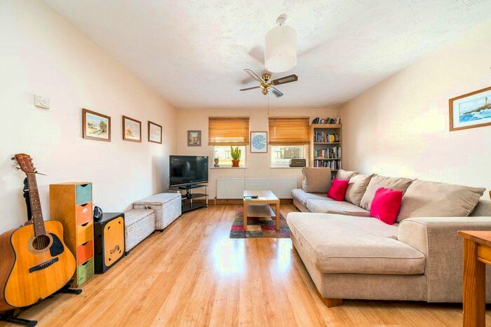 2 Bedroom Flat To Rent In Bishops Way, Bethnal Green, London, E2