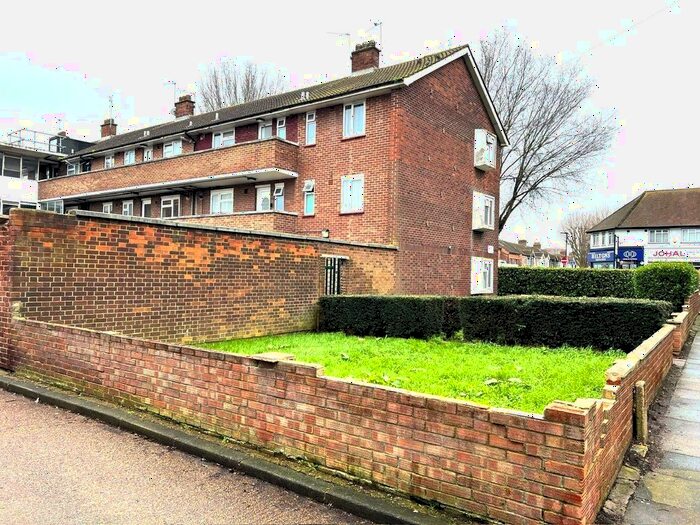 3 Bedroom Flat To Rent In The Broadway, Southall, UB1