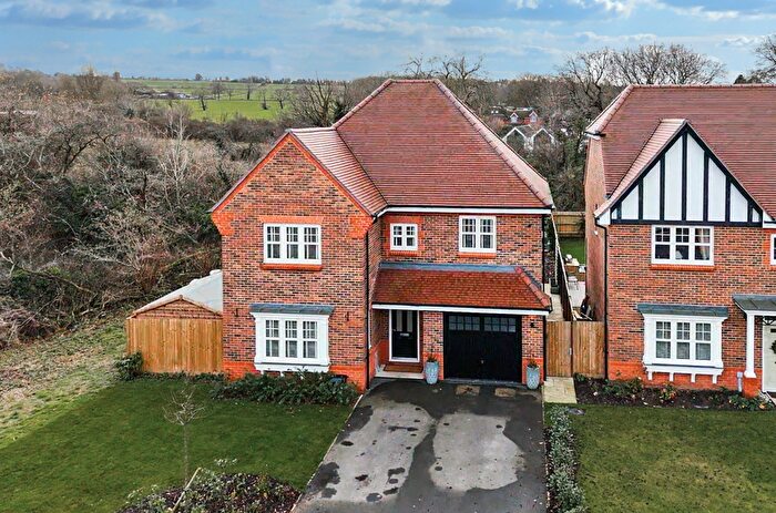 4 Bedroom Detached House For Sale In Kingston Close, Tongham, Surrey, GU10