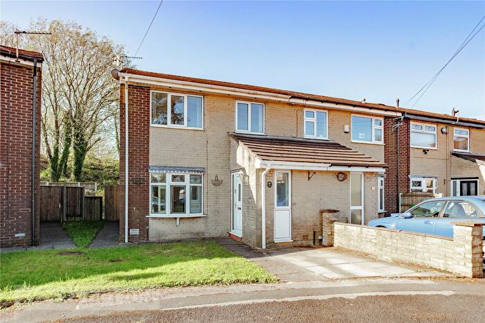 3 Bedroom Town House For Sale In Stoneleigh Road, Springhead, OL4