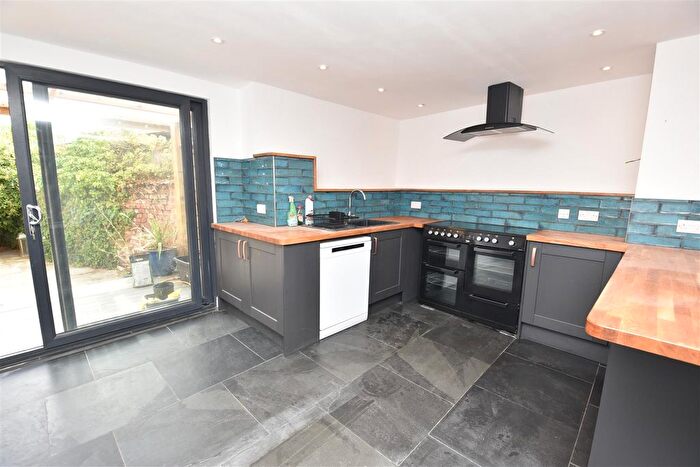 4 Bedroom Town House To Rent In High Street, Cullompton, EX15