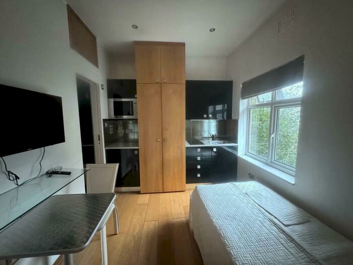 Apartment To Rent In Templars Avenue, London, NW11