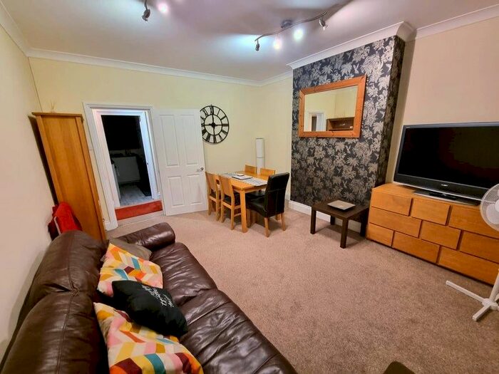 2 Bedroom Flat To Rent In Hartington Road, London, SW8