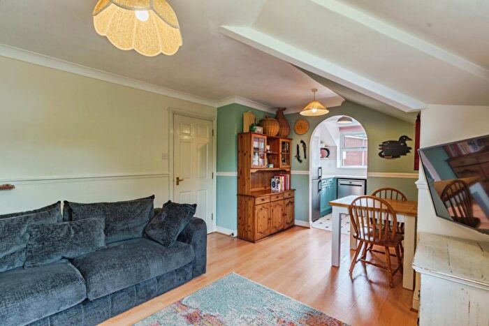 2 Bedroom Flat For Sale In Chapel Road, Redhill, Surrey, RH1