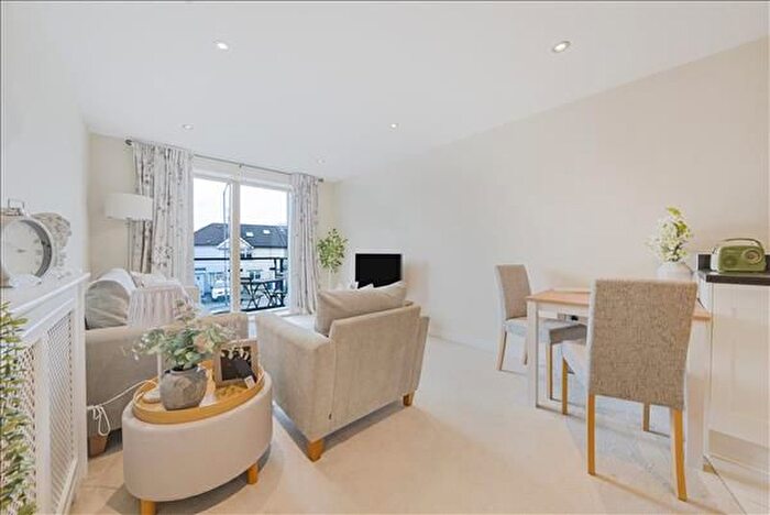 1 Bedroom Flat For Sale In Bassett House, Wimbledon, SW19