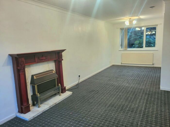 3 Bedroom Semi-Detached House To Rent In Plumpton Close, Bradford, BD2