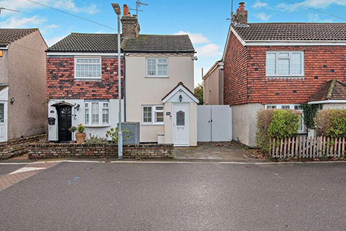 3 Bedroom Cottage For Sale In Common Lane, Dartford, DA2