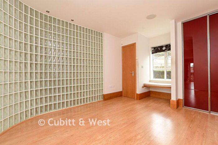 1 Bedroom Flat For Sale In Coldstream Road, Caterham, Surrey, CR3