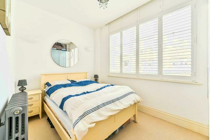 1 Bedroom Flat To Rent In Drapers Court, Kingsway Square, Battersea Park, London, SW11