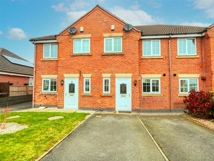3 Bedroom Town House To Rent In Rose Gardens, Arkwright Town, Chesterfield, Derbyshire, S44