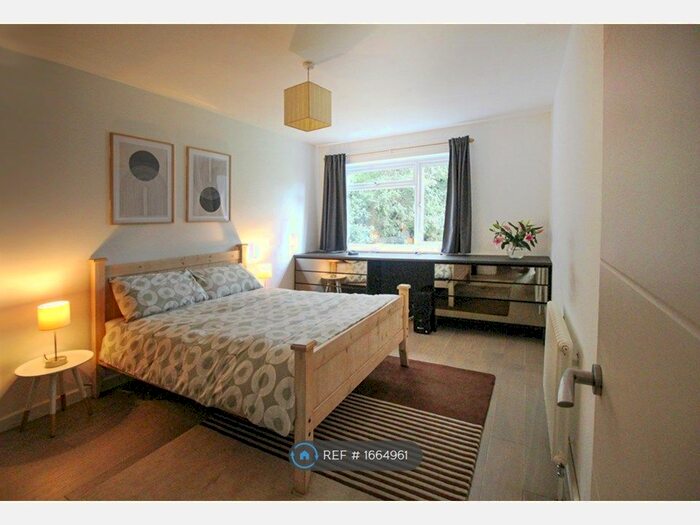 2 Bedroom Flat To Rent In Cranes Park, Surbiton, KT5