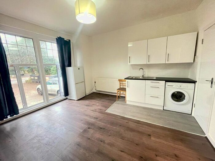 Studio To Rent In Colney Hatch Lane, London, N10