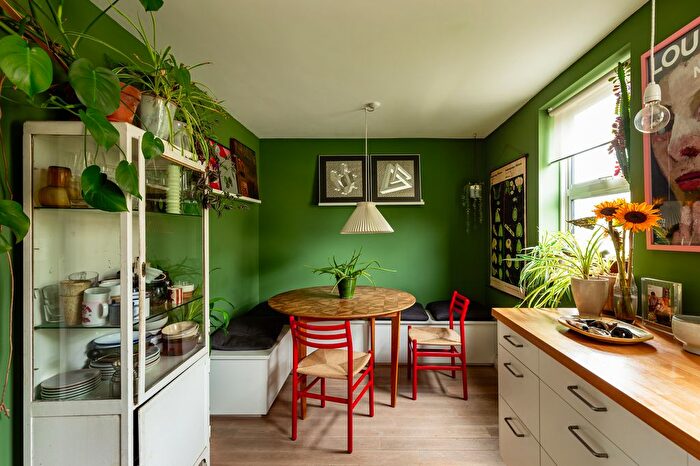 2 Bedroom Maisonette For Sale In Caldecott Way, London, E5