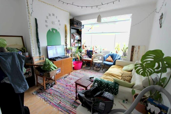 2 Bedroom Flat To Rent In High Road, London, N12