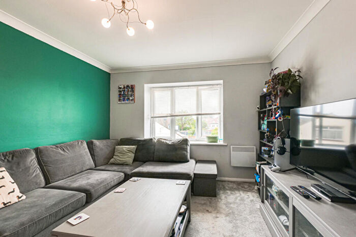 2 Bedroom Flat For Sale In Arterial Road, Leigh-on-sea, SS9
