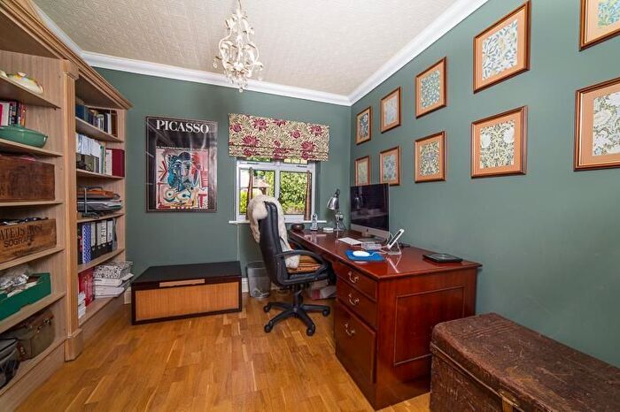 6 Bedroom Semi-Detached House For Sale In Rainham, Essex, RM13