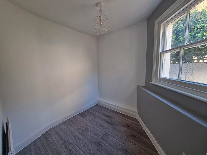 2 Bedroom Flat To Rent In Bewick Street, London, SW8