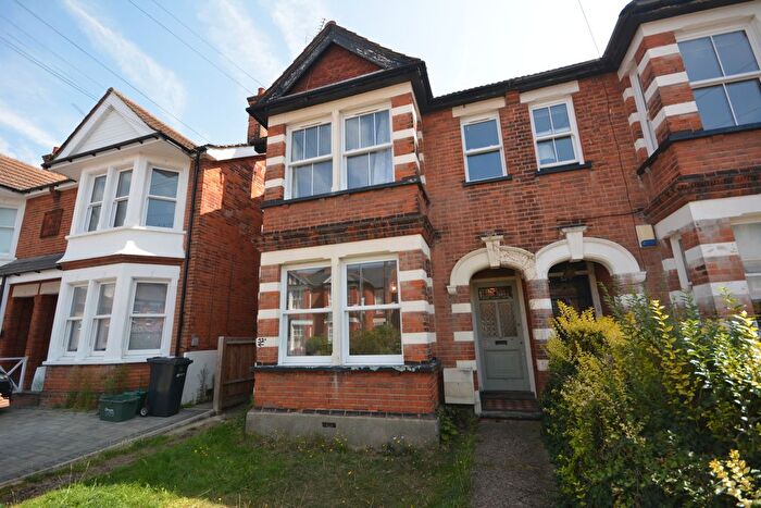 2 Bedroom Flat To Rent In Hill Road, CM2
