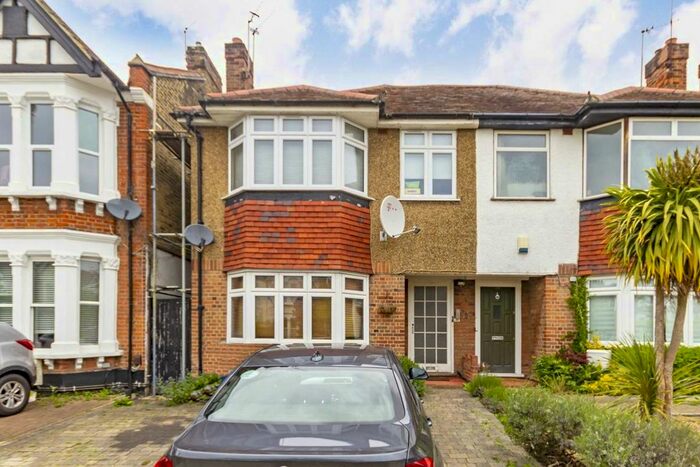 2 Bedroom Flat To Rent In Bradley Gardens, London, W13