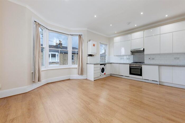 3 Bedroom Flat To Rent In Hinckley Road, London, SE15