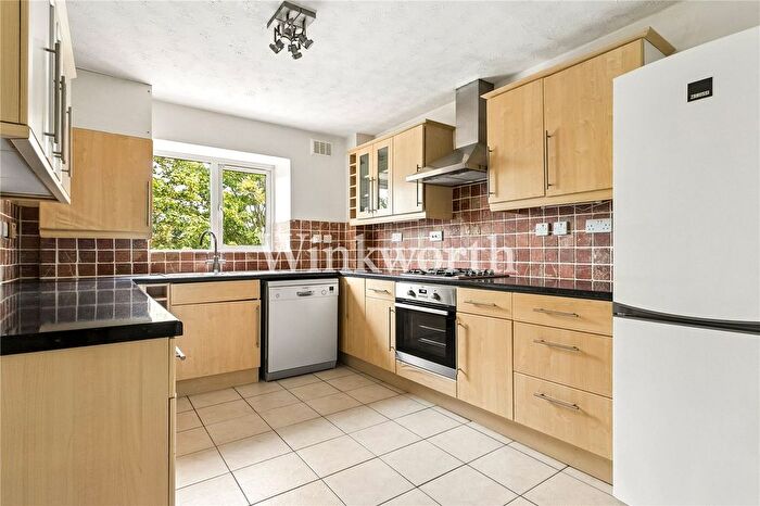 2 Bedroom Flat To Rent In De Bohun Avenue, London, N14