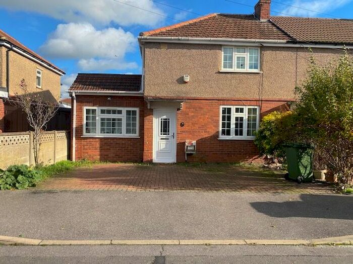 3 Bedroom End Of Terrace House To Rent In Lydford Avenue, Slough, SL2