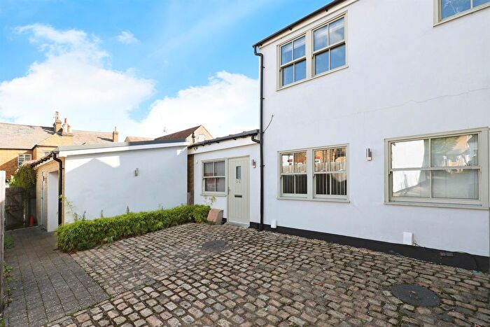 1 Bedroom Maisonette For Sale In Nascot Street, Watford, WD17