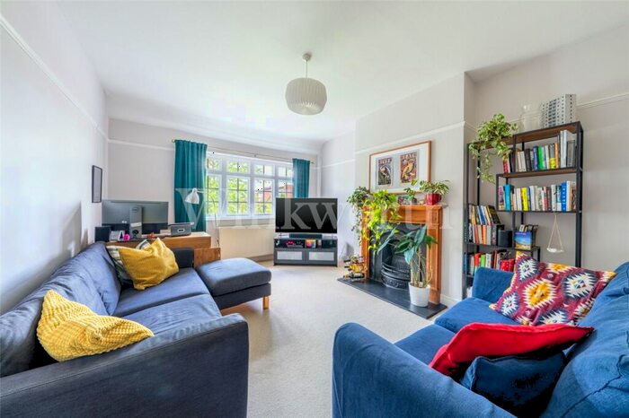 2 Bedroom Apartment To Rent In The Ridgeway, London, NW11